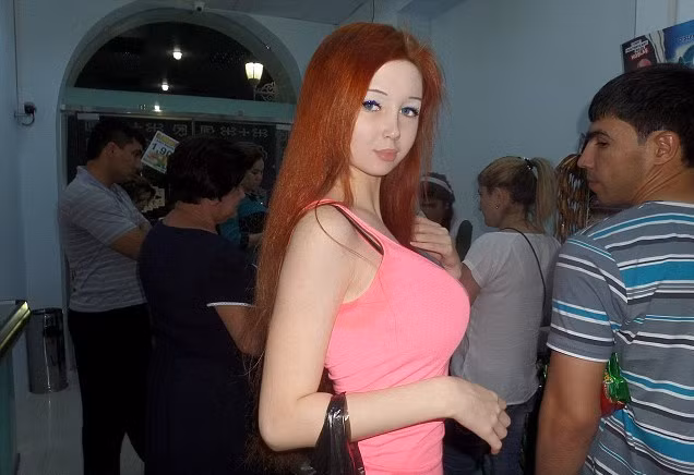 "Tôi bắt đầu mặc quần áo và trang điểm thế này vì tôi muốn trông mình thật hoàn hảo, cơ thể tôi hoàn toàn tự nhiên mặc dù tôi có đeo kính dãn tròng hay mặc áo đẩy ngực, đeo tóc giả để trông giống búp bê hơn", Lolita thừa nhận.