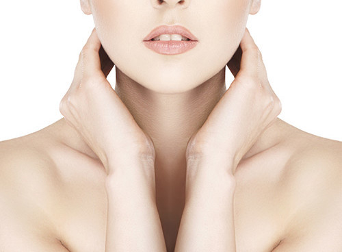 Bỏ qua vùng cổ. Trông sẽ rất buồn cười nếu da cổ và da mặt của bạn có hai gam màu khác nhau nếu bạn chỉ quan tâm đến việc trang điểm cho khuôn mặt và lãng quên vùng cổ. Vì thế bạn cần tán phấn nền đều xuống cả vùng da cổ nữa khi trang điểm để có thể làm đẹp một cách toàn diện.