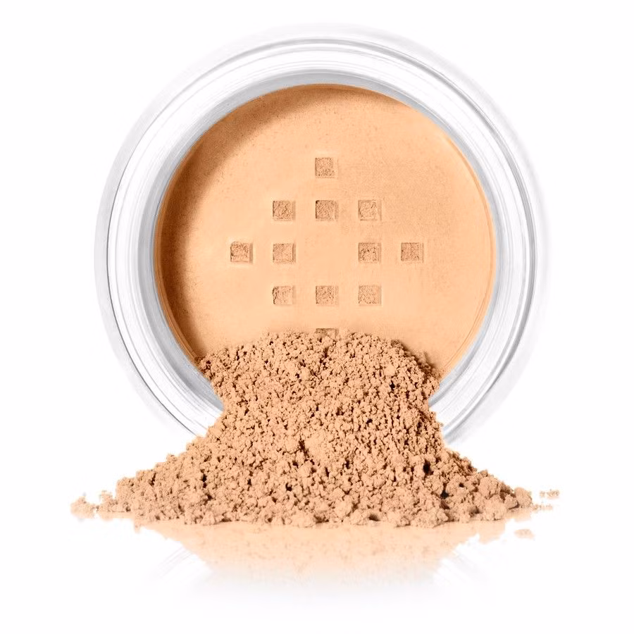 Sử dụng phấn nền dạng bột. Một trong những sai lầm phổ biến của phụ nữ là sử dụng phần nền dạng bột như là một nền tảng cơ bản trong việc trang điểm. Tuy nhiên, khi bạn dùng quá nhiều phần nền dạng bột, khuôn mặt của bạn sẽ mất đi vẻ tự nhiên và kém tươi tắn. Không chỉ vậy, nó còn làm khô da mặt và ảnh hưởng xấu đến làn da. Tốt nhất, bạn nên dùng phấn nền dạng kem và cũng chỉ nên bôi một lớp mỏng vừa đủ.