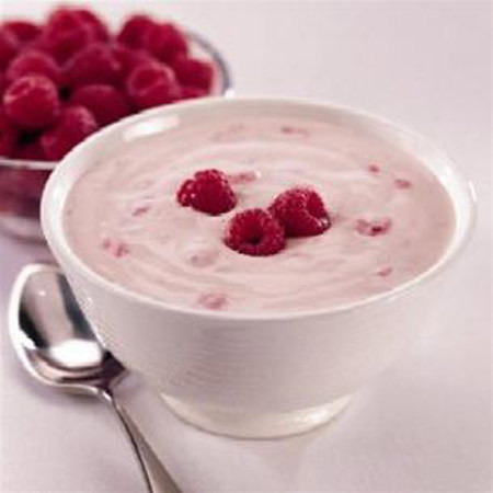 Sữa chua. Là nguồn cung giàu canxi, sữa chua rất cần thiết cho sự phát triển răng và cấu trúc xương của các bé. Đây cũng là nguồn cung cấp protein lý tưởng cho mẹ bầu song sinh. Một điểm cộng nữa cho sữa chua chính là có rất nhiều hương vị phù hợp với từng nhu cầu khác nhau của bà bầu hay nghén. Tuy nhiên, hãy cẩn thận với những loại sữa chua bổ sung đường và chất béo.