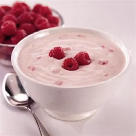 Sữa chua. Là nguồn cung giàu canxi, sữa chua rất cần thiết cho sự phát triển răng và cấu trúc xương của các bé. Đây cũng là nguồn cung cấp protein lý tưởng cho mẹ bầu song sinh. Một điểm cộng nữa cho sữa chua chính là có rất nhiều hương vị phù hợp với từng nhu cầu khác nhau của bà bầu hay nghén. Tuy nhiên, hãy cẩn thận với những loại sữa chua bổ sung đường và chất béo.