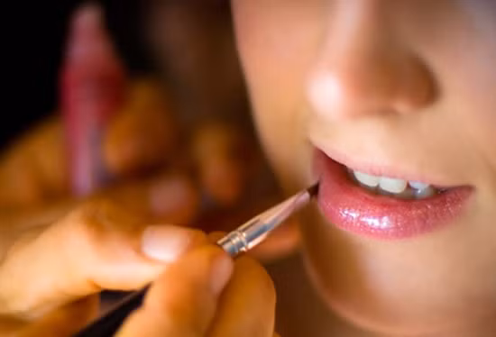 Một dòng son bạn đã dùng mấy năm trời nhưng một ngày bỗng làm bạn ngứa, sẩn đỏ xung quanh mép và trên da môi. Điều này hoàn toàn bình thường vì cơ thể chúng ta sẽ có những lúc nhạy cảm và dễ bị dị ứng. Bạn nên ngừng thoa son và đến khám da liễu. Sau khi khỏi dị ứng, bạn có thể thử thoa lại. Có thể lúc này môi bạn lại "chịu" thỏi son ấy như xưa đấy.