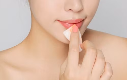 Khi dùng bữa xong, hãy lau sạch môi trước khi thoa son để tránh nhiễm khuẩn cho thỏi son.