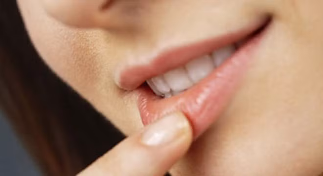 Một tuần một ngày để môi "thở", không dùng son môi.