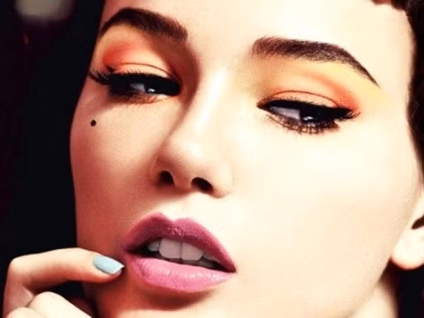 Kẻ mày quá đậm. Lông mày quá đậm sẽ khiến gương mặt kém tự nhiên và tươi tắn. Lỗi phổ biến dùng chì kẻ là tô quá đậm phần ở giữa hai lông mày. Điều này khiến sống mũi lớn hơn và hai mắt xa nhau. Phái đẹp nên chọn chì kẻ lông mày có gam màu sáng hơn so với màu tóc một chút. Và khi vẽ, các nàng cần cẩn thận để tránh tô đậm, hoặc hãy dùng khuôn nhằm có đường kẻ chuẩn xác hơn.