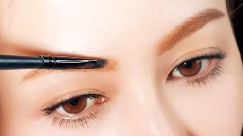 Kẻ lông mày trước các bước trang điểm. Tạo dáng và kẻ lông mày là thói quen thường xuyên của các quý cô trước khi bắt đầu những bước trang điểm cơ bản như: Đánh kem nền, phấn phủ, tạo khối, phấn má... nhưng đây lại là một sai lầm nghiêm trọng. Việc này có thể khiến bạn 'làm quá' cặp lông mày của mình mà đôi khi còn khiến khuôn mặt bị cứng ngắc bởi cặp lông mày được kẻ quá kĩ.