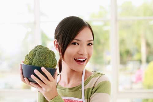 Bạn sẽ không bao giờ cảm thấy no? Sự thật là nếu ăn nhiều thực phẩm từ thực vật, bạn đang bổ sung rất nhiều chất xơ – chất này giúp bạn no lâu, ngăn việc ăn vặt sau khi mới ăn xong. Ngoài ra, hấp thụ thực phẩm từ cây họ đậu cũng cung cấp đủ protein giúp chống lại cơn đói.