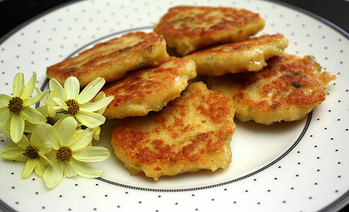 Cần ăn thịt "giả" nếu bạn đang ăn kiêng thực sự. Sai. Từ lâu, mọi người đã có những khẩu phần ăn chay rất dinh dưỡng, trước khi những loại hamburger có nhân chế biến từ đậu nành hay những loại thực phẩm chay tương tự xuất hiện. "Mẹ Thiên Nhiên" sẽ biết làm thế nào để giúp cung cấp những gì mà bạn cần.