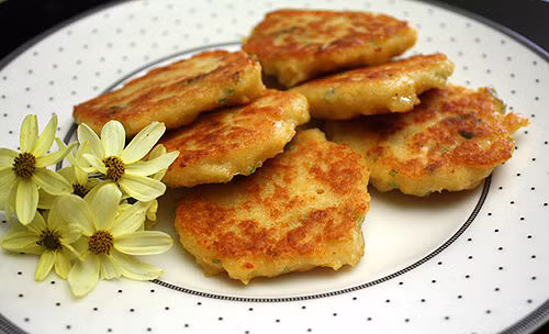 Cần ăn thịt "giả" nếu bạn đang ăn kiêng thực sự. Sai. Từ lâu, mọi người đã có những khẩu phần ăn chay rất dinh dưỡng, trước khi những loại hamburger có nhân chế biến từ đậu nành hay những loại thực phẩm chay tương tự xuất hiện. "Mẹ Thiên Nhiên" sẽ biết làm thế nào để giúp cung cấp những gì mà bạn cần.