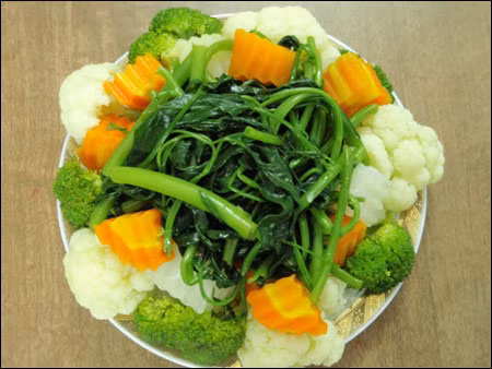 Ăn chay khiến bạn nhận được ít năng lượng hơn? Một chế độ ăn chay có thể cung cấp đủ năng lượng cho các hoạt động trong ngày của bạn như chế độ ăn nhiều thịt, miễn là bạn chú tâm tìm kiếm những nguồn dinh dưỡng thay thế cho các dinh dưỡng có phổ biển trong sản phẩm động vật (như protein và vitamin B12).