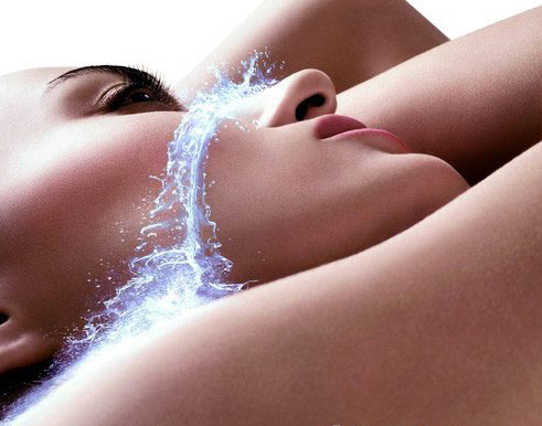 Làm trắng da với nước vo gạo. Chỉ cần thực hiện các bước làm đơn giản như sau: Bỏ đi nước lần thứ nhất và giữ lại nước vo gạo lần thứ hai, tiếp đến cho phần nước giữ lại trữ trong tủ lạnh từ 5-6 giờ, cuối cùng là lấy ra và sử dụng phần cám lặn ở bên dưới, pha thêm một ít nước sau đó là massage trên mặt từ 5-10 phút và rửa kỹ lại bằng nước. Bảo đảm làn da của bạn sẽ trắng dần lên trông thấy chỉ trong một thời gian ngắn thực hiện cách này.