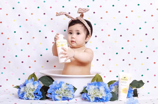 Ngồi yên: Khi bé chịu ngồi yên trên ghế để mẹ cho ăn, giữ đầu thẳng lên mà không cần sự hỗ trợ nào thì thực sự là thời điểm thích hợp nhất để bắt đầu "bước ngoặt" mới của mình rồi. Tuy nhiên, mẹ có thể nên mua cho bé ghế ăn có lưng tựa, và dùng gối/chăn để giữ cho đầu bé được cố định.