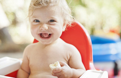 Để ý hoạt động miệng của con: Bé không cần phải mọc răng trước khi bắt đầu ăn dặm, vì thức ăn ban đầu hầu hết là rất mềm, lỏng. Mẹ chỉ cần để ý thấy con bắt đầu "túm" lấy tất cả mọi thứ trong tầm tay và cho vào miệng để gặm, thay vì chỉ mút thì đó là tín hiệu mà bé có thể làm quen với thức ăn được rồi.