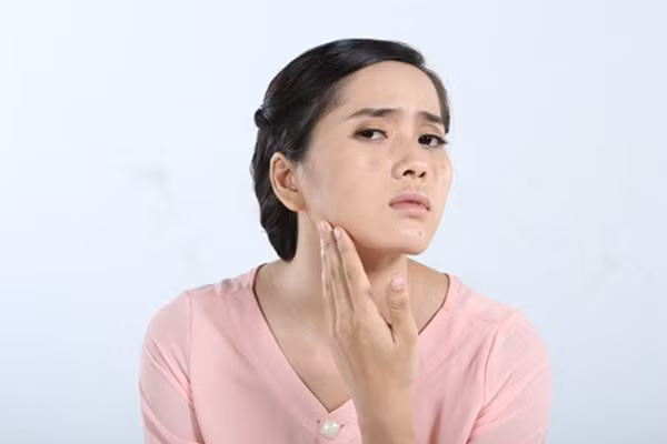 Làm da yếu đi: gây nhiễm sắc tố da, khiến da mất đi thành phần cân bằng tự nhiên và khả năng tự bảo vệ, thậm chí không thể hồi phục như ban đầu