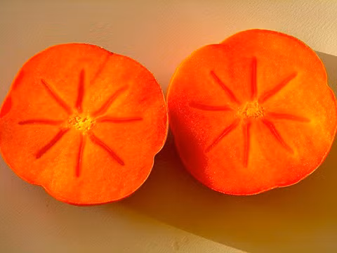 Quả hồng. Hãy cắt quả hồng thành các lát, đắp lên vùng mắt trong vòng mười phút, bạn sẽ thấy giảm được vết thâm quầng.