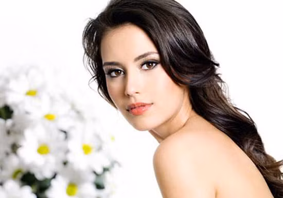 Điều trị rụng tóc. Cà rốt rất tốt trong việc chống rụng tóc, do chúng cung cấp cho tóc của bạn những vitamin quan trọng , làm cho tóc khỏe mạnh hơn, dày hơn và sáng hơn . Uống nước ép cà rốt giúp cho tóc khỏe mạnh .