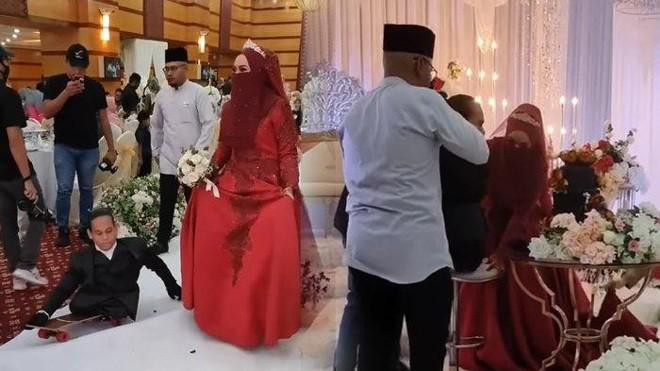 Lấy chồng tật nguyền, vợ trở thành tâm điểm chú ý khi làm điều này Lay chong tat nguyen, vo tro thanh tam diem chu y khi lam dieu nay