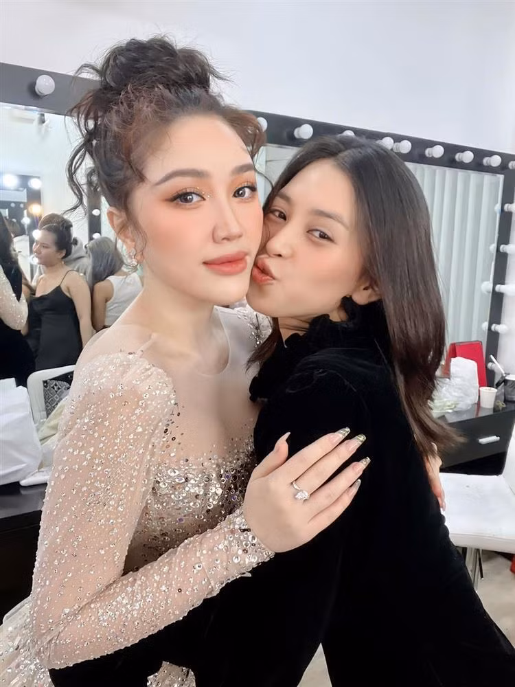 Nữ ca sĩ gây ấn tượng bởi nhan sắc xinh đẹp khi được trang điểm chỉn chu. Diện mạo rạng rỡ giúp mẻ bỉm U40 được đánh giá chẳng hề kém khi đứng cạnh Hoa hậu Việt Nam kém 12 tuổi.