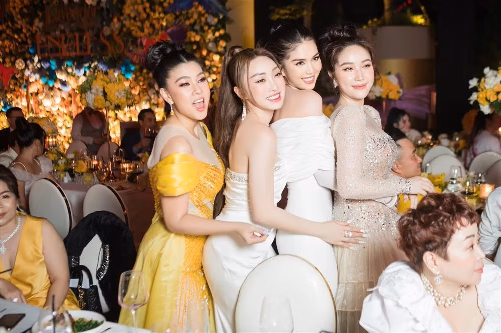 Hoạt động có thâm niên trong nghề, Bảo Thy luôn khẳng định vị thế mình bằng việc chăm chút ngoại hình. Từ váy áo đến phụ kiện đều được cô chuẩn bị chỉn chu khi xuất hiện trước công chúng. Nhờ đó, người đẹp sinh năm 1988 không hề bị lấn lướt khi đứng cùng dàn mỹ nhân Việt đình đám.