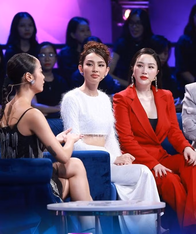 Tuy đã là gái một con nhưng khi đứng cạnh các đàn em kém cả chục tuổi, Bảo Thy vẫn không hề lép vế. Trước đó, Bảo Thy còn có dịp gặp gỡ Hoa hậu Thùy Tiên.