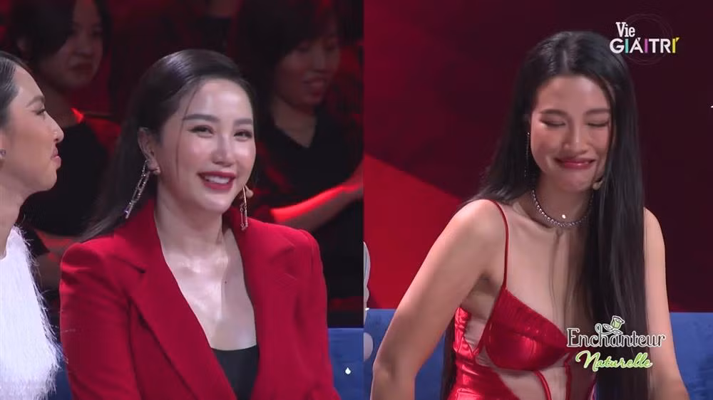 Cũng tại chương trình này, Bảo Thy còn hội ngộ một nàng Hậu khác là Á hậu Hoàng Oanh. Cả hai đều đã là mẹ 1 con nhưng nhan sắc ấn tượng theo cách rất riêng.