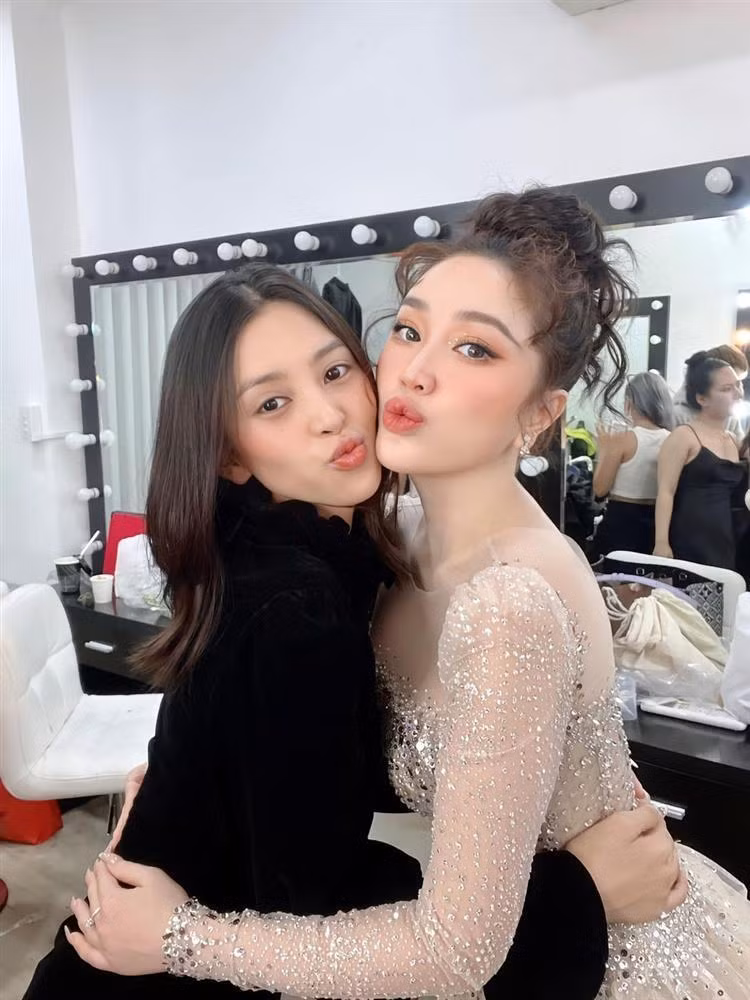 Mới đây, ca sĩ Bảo Thy khiến người hâm mộ không khỏi thích thú khi khoe ảnh đọ sắc bên Hoa hậu Trần Tiểu Vy trong hậu trường trang điểm.