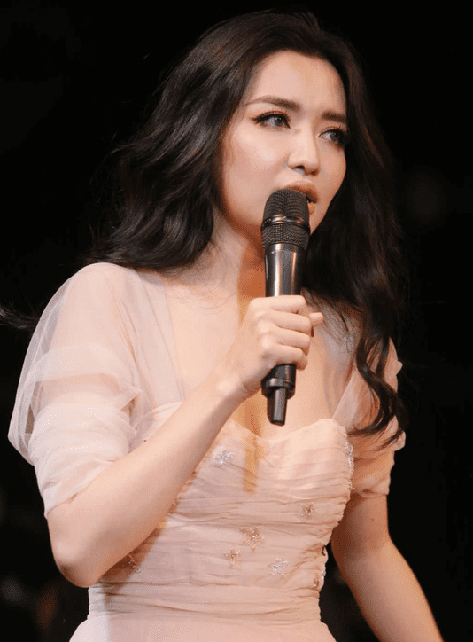 Bích Phương gặp sự cố khi sử dụng nhà vệ sinh công cộng Bich Phuong gap su co khi su dung nha ve sinh cong cong