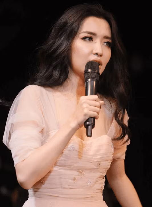 Bich Phuong gap su co khi su dung nha ve sinh cong cong