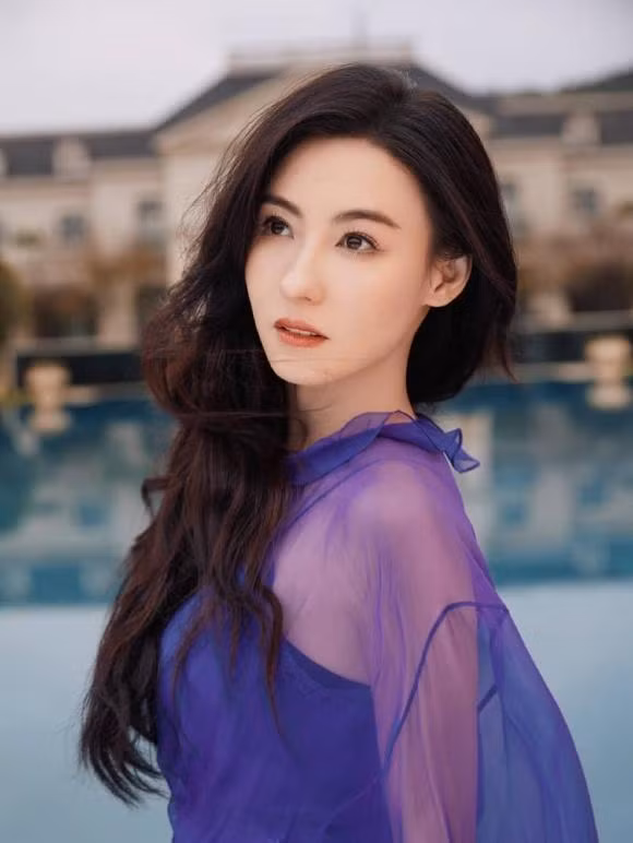 Bộ ảnh hậu mới của Trương Bá Chi nhận được nhiều lời khen ngợi. Nữ diễn viên được nhận xét ngày càng trẻ đẹp, và khí chất.