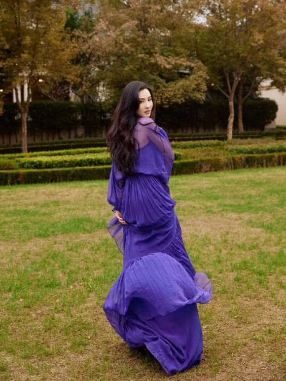 Sau khi sinh con thứ 3, chuyện đời tư của Trương Bá Chi được truyền thông Hoa ngữ đặc biệt quan tâm. Tạ Đình Phong, Châu Tinh Trì, Tôn Đông Hải, đại gia Singapore... đều là những cái tên đã từng dính tin đồn là người đàn ông bí mật của Trương Bá Chi. Thế nhưng vượt qua tất cả, cô đã chứng minh cho mọi người thấy mình là người mạnh mẽ và nghị lực. Cô luôn bảo vệ cả 3 cậu con trai trước sóng giò từ báo chí truyền thông cũng như dư luận.