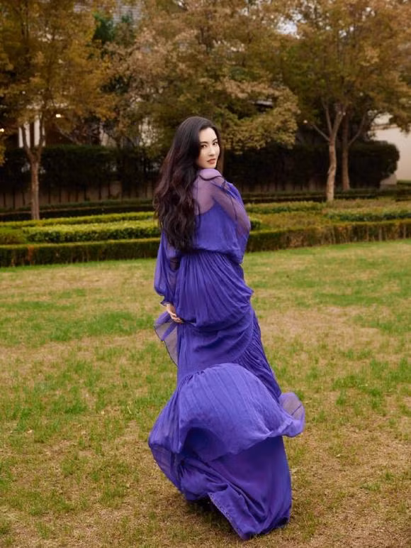 Sau khi sinh con thứ 3, chuyện đời tư của Trương Bá Chi được truyền thông Hoa ngữ đặc biệt quan tâm. Tạ Đình Phong, Châu Tinh Trì, Tôn Đông Hải, đại gia Singapore... đều là những cái tên đã từng dính tin đồn là người đàn ông bí mật của Trương Bá Chi. Thế nhưng vượt qua tất cả, cô đã chứng minh cho mọi người thấy mình là người mạnh mẽ và nghị lực. Cô luôn bảo vệ cả 3 cậu con trai trước sóng giò từ báo chí truyền thông cũng như dư luận.