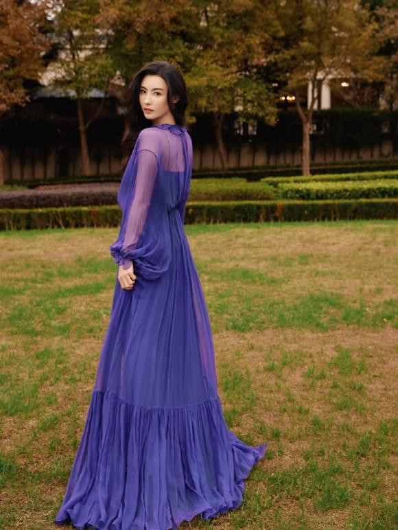 Trở thành người phụ nữ 3 con nhưng không có người đàn ông bên cạnh, Trương Bá Chi thực sự vất vả đủ đường để trang trải cho cuộc sống. Theo truyền thông Hong Kong, Trương Bá Chi được cho là nhận được khoản hỗ trợ vợ chồng trị giá 80 triệu HKD mỗi năm từ chồng cũ Tạ Đình Phong. Tuy nhiên, nữ diễn viên không hề sử dụng mà giữ nguyên số tiền cấp dưỡng gửi tiết kiệm cho hai con Lucas và Quintus lớn lên.