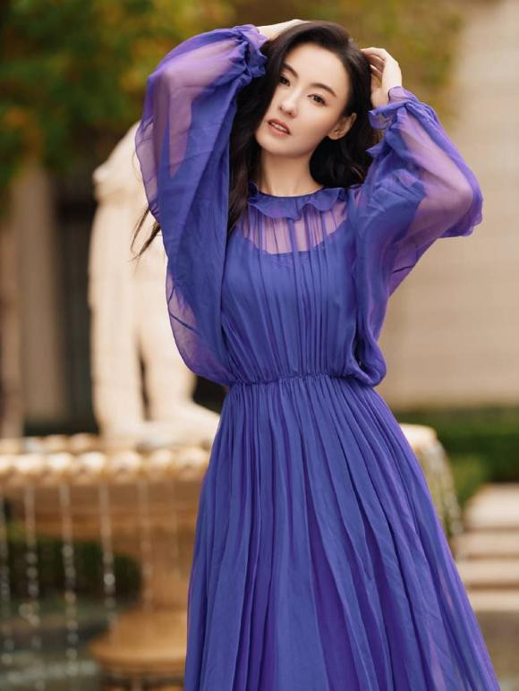 Diện chiếc váy màu tìm dịu dàng thơ mộng làm nổi bật làn da trắng mịn và căng bóng, cô được nhận xét ngày càng trẻ hơn so với tuổi thực. Thậm chí, nhiều người còn nhận xét trông "bà mẹ 3 con" này chỉ như những cô gái mới ngoài đôi mươi.