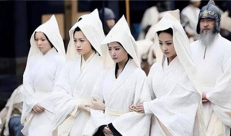 Tổ tiên dặn: “Dù đói đến đâu cũng đừng ăn đồ cúng ở mộ“ To tien dan: “Du doi den dau cung dung an do cung o mo“