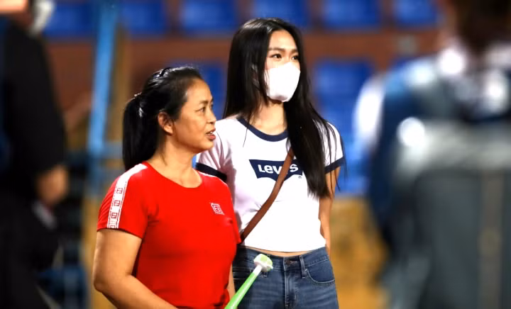 Ban gai Van Hau duoc ngoi khen vi hanh dong tinh te