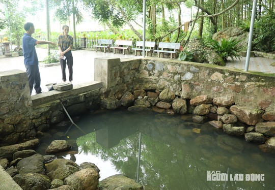 Trước ngôi miếu nhỏ là giếng Ngọc, được người dân địa phương cho biết quanh năm không cạn nước.