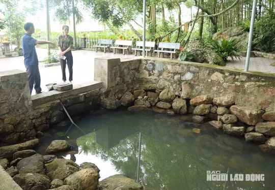 Trước ngôi miếu nhỏ là giếng Ngọc, được người dân địa phương cho biết quanh năm không cạn nước.