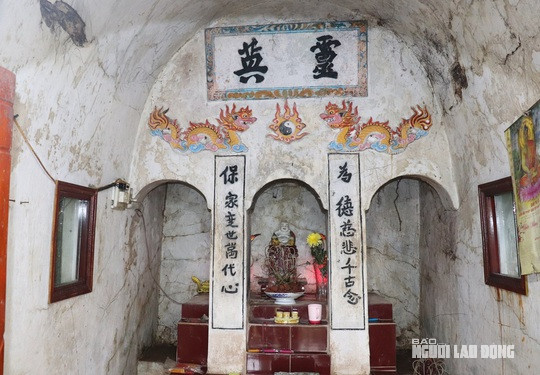 Bên trong ngôi miếu thiêng có một bàn thờ nhỏ, có các câu đối bằng chữ Nho. Ông Vũ Quang Thơm nói các cán bộ Trung tâm bảo tồn di sản tỉnh Thanh Hóa đã dịch và nắm được ngôi miếu này có thờ một vị quan nhà Nguyễn.