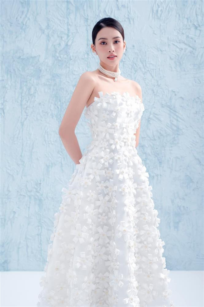 ỹ nhân sinh năm 2000 cũng có thể đeo thêm chuỗi vòng cổ ngọc trai trong khi Vy Oanh khéo léo tối giản mọi phụ kiện để không bị dìm dáng.