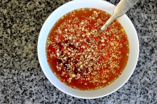 Cách pha nước mắm tỏi ớt ngon thần thánh Cach pha nuoc mam toi ot ngon than thanh