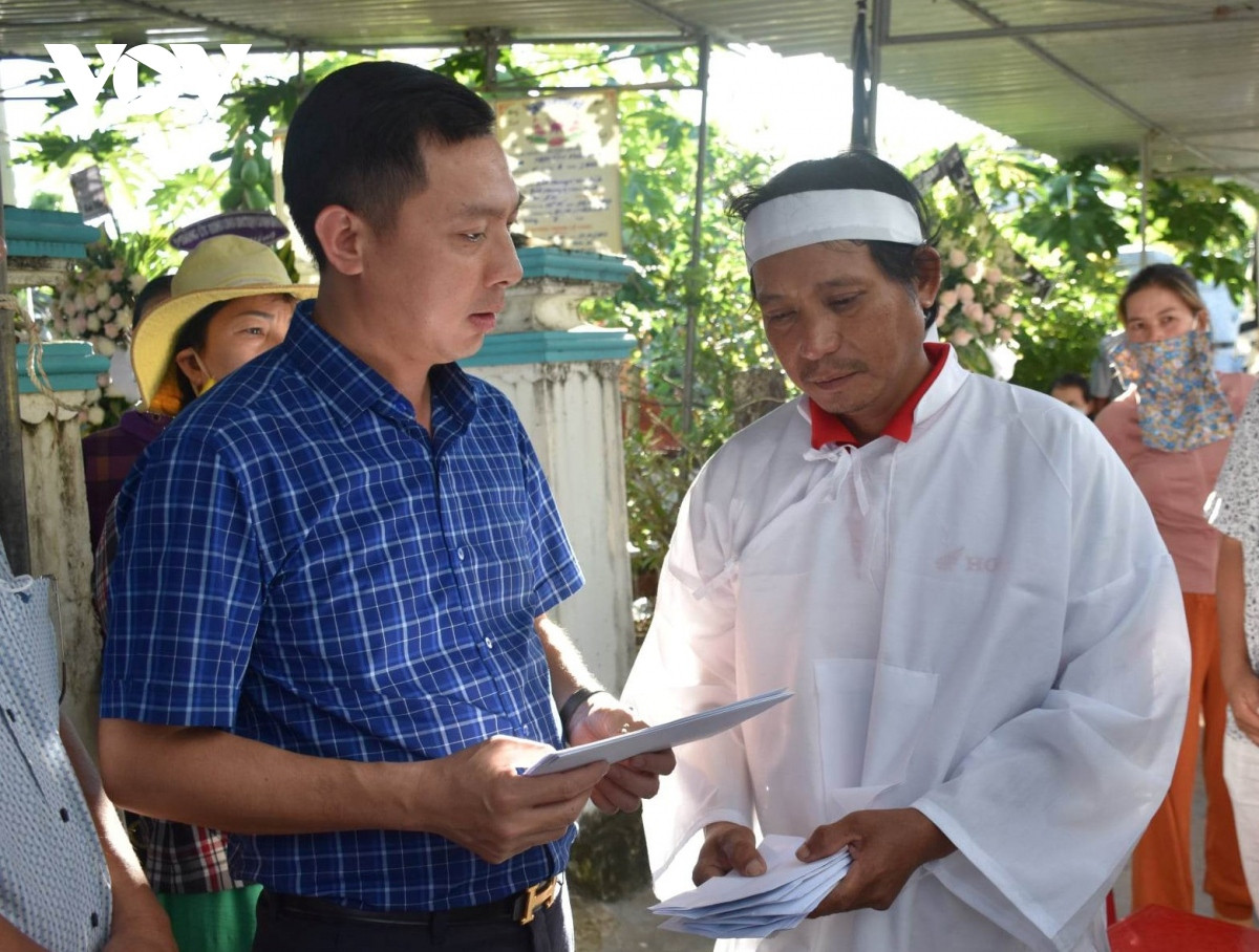 Xót xa đám tang 3 mẹ con tử vong do bị xe tải tông ở Phú Yên - Hình 2 Xot xa dam tang 3 me con tu vong do bi xe tai tong o Phu Yen-Hinh-2