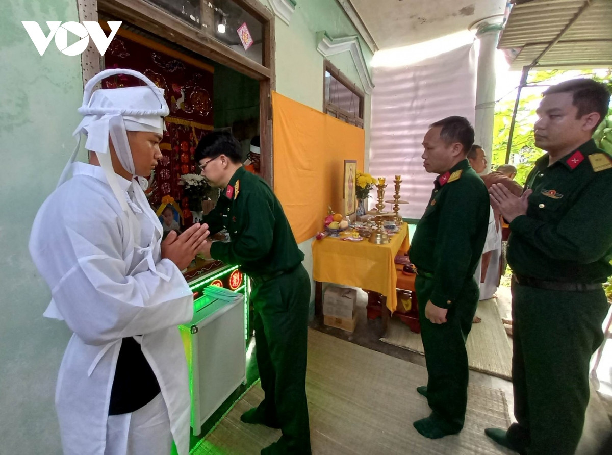 Xót xa đám tang 3 mẹ con tử vong do bị xe tải tông ở Phú Yên - Hình 3 Xot xa dam tang 3 me con tu vong do bi xe tai tong o Phu Yen-Hinh-3