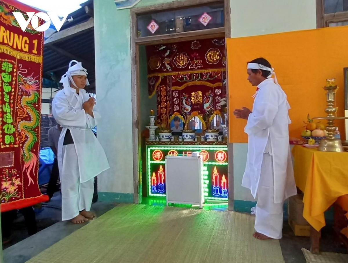 Xót xa đám tang 3 mẹ con tử vong do bị xe tải tông ở Phú Yên Xot xa dam tang 3 me con tu vong do bi xe tai tong o Phu Yen