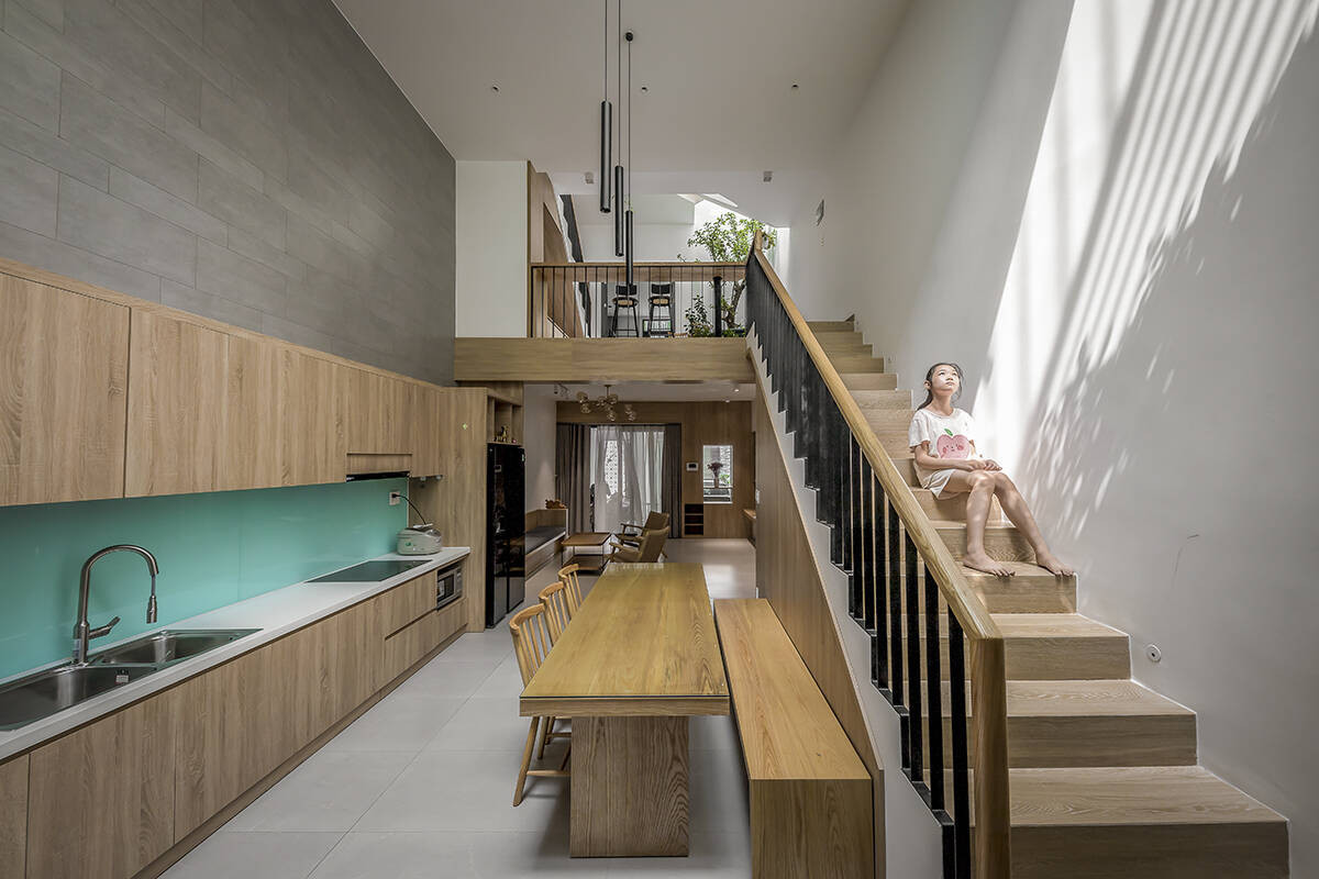 Phòng bếp mang gam màu trắng chủ đạo kết hợp với màu gỗ xoài mang đến không khí ấm cúng, dễ chịu.