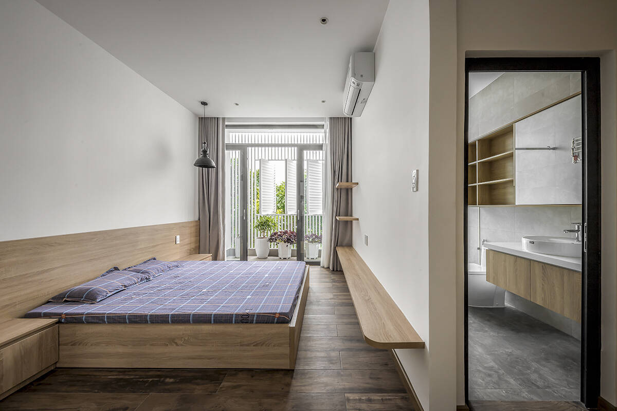 Căn phòng tối giản nội thất để ưu tiên ánh sáng và gió mát, giúp không gian thoáng mát trong những ngày hè.