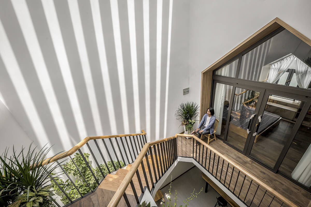 Giải pháp lệch tầng và lệch thang vừa giúp không gian trở nên sinh động, vừa tạo sự thuận lợi trong quá trình di chuyển giữa các tầng. Với giải pháp này, phòng bố mẹ và phòng các con ở 2 tầng khác nhau nhưng mọi người đều có thể dễ dàng quan sát, dễ dàng trò chuyện, tạo nên sự kết nối gần gũi giữa các thành viên trong gia đình.