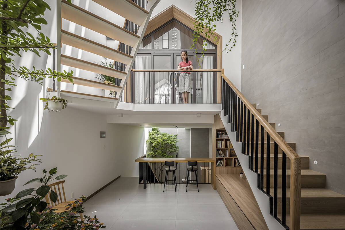 Phòng ngủ lắp hệ cửa kính lớn hướng ra không gian thông tầng, mang lại cảm giác thông thoáng, kết hợp với rèm có thể đóng mở không gian linh động, có sự kết nối thiên nhiên, kết nối con cái với bố mẹ, nhưng khi cần vẫn có thể kéo rèm để có sự riêng tư, rất cơ động. Bục ngồi kiêm cửa sổ là khu vực đọc sách yêu thích của con gái nhỏ.