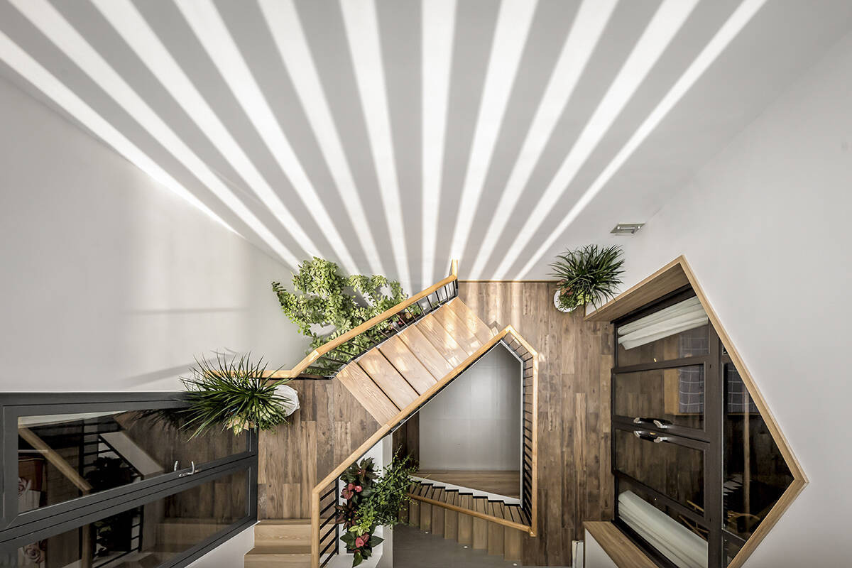 Thiết kế thang lệch mang đến hình ảnh lạ mắt cho nhà phố, cảm giác như đứng ở mê cung.