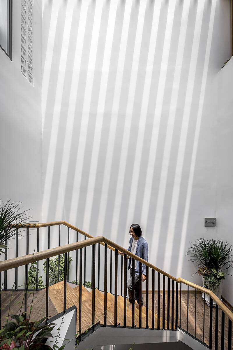 Có thể nói, các kiến trúc sư đã thành công trong việc mang các yếu tố thiên nhiên gồm nắng, gió và cây xanh vào nhà trong hẻm.