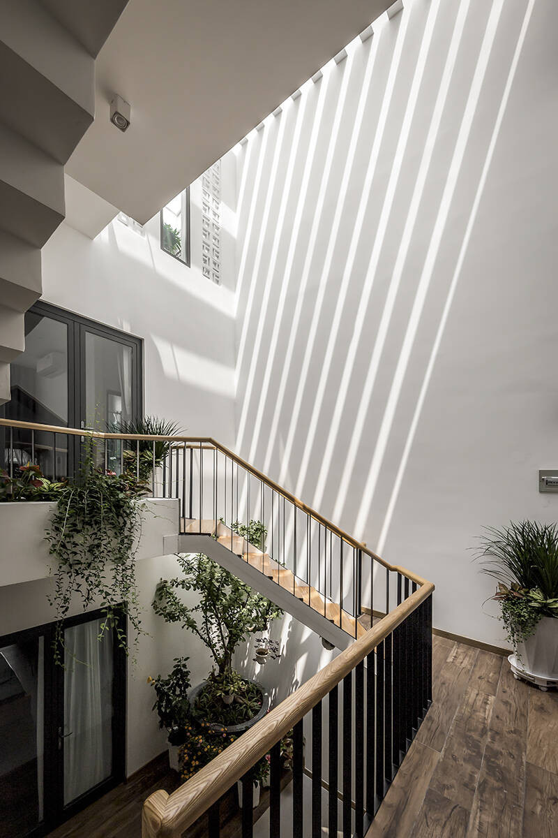 Đầu tiên là giải pháp thông tầng lệch. Giải pháp này tạo ra sự thông thoáng đối lưu, đưa ánh sáng và thiên nhiên vào căn nhà trong hẻm nhưng vẫn đảm bảo sự riêng tư cho khu vực sinh hoạt chung và khu vực nghỉ ngơi của ngôi nhà.